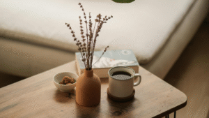 5 truques para transformar sua sala com objetos que você já tem em casa